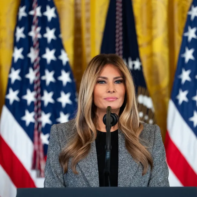 Куртка-бомбер и юбка-карандаш: Мелания Трамп показала, как сочетать спортивный и деловой стиль