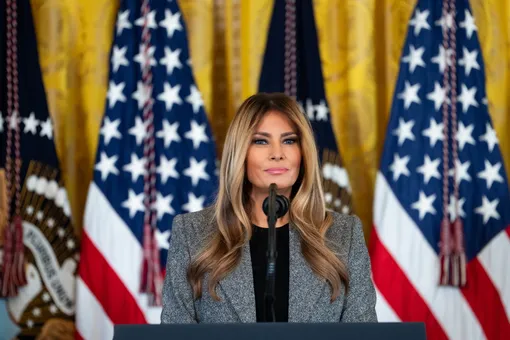 Куртка-бомбер и юбка-карандаш: Мелания Трамп показала, как сочетать спортивный и деловой стиль