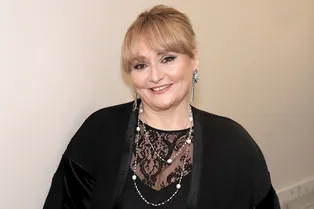 «Кто вас пустил»: Ия Нинидзе расплакалась от счастья после устроенного дочерью розыгрыша