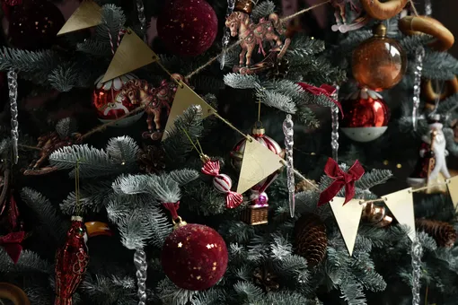 Самодельные гирлянды из флажков идеально подойдут для украшения новогодней елки в русском стиле.