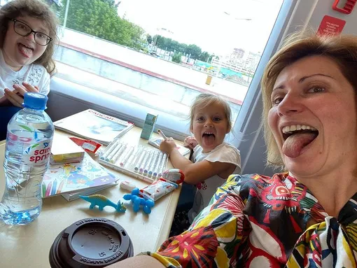 Светлана Зейналова с дочерьми Александрой (слева) и Вероникой