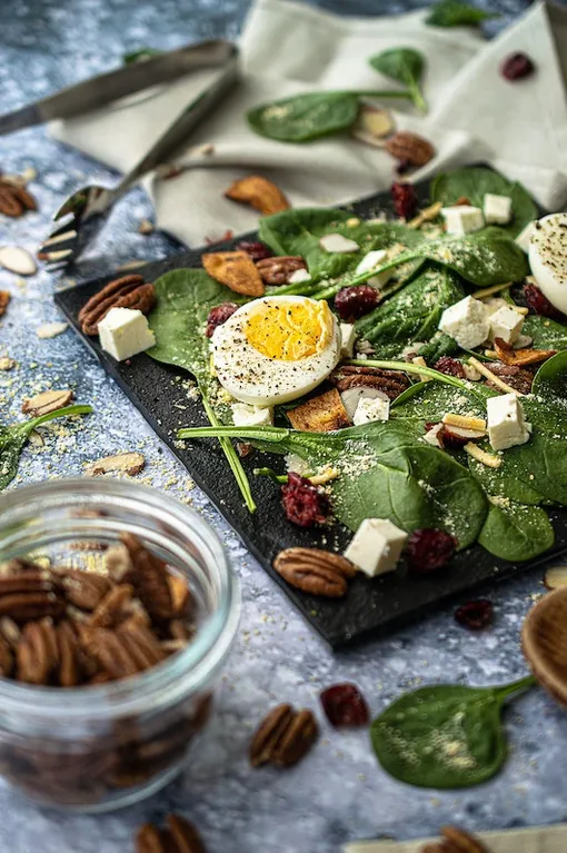 Пекан можно добавлять в любое блюдо, например, в салат Овощной салат с орехом пекан