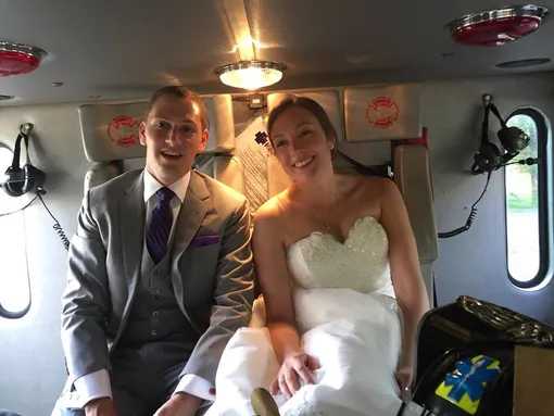 Молодожены доехали до места проведения торжества в пожарной машине Молодожены доехали до места проведения торжества в пожарной машине