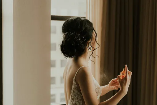 Для осени подойдёт парфюм с нотками шафрана, сандала, кедра, кардамона Для осени подойдёт парфюм с нотками шафрана, сандала, кедра, кардамона