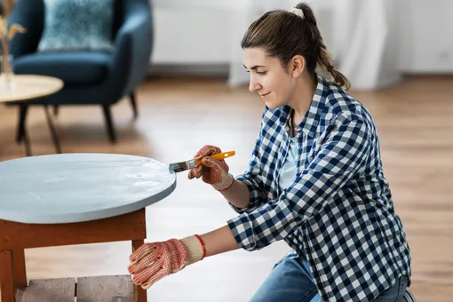 Покраска старой мебели кистью