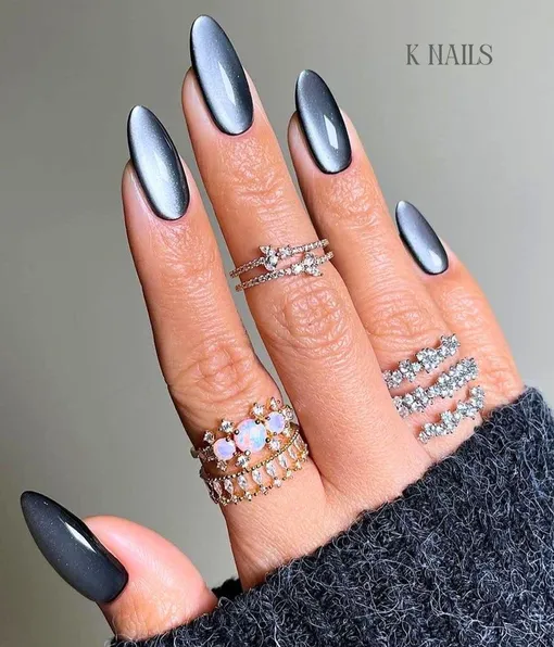 Маникюр бархатное стекло на Новый год 2026