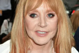 Освежающий розовый: Алла Пугачёва на фестивале в Юрмале поддержала тренд на барбикор