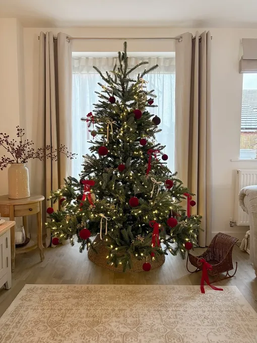 Красная ёлка — один из главных трендов 2026 года. Огненная Лошадь любит этот цвет, поэтому такое украшение принесет удачу. Красная ёлка — один из главных трендов 2026 года. Огненная Лошадь любит этот цвет, поэтому такое украшение принесет удачу.