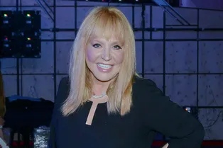 «Молодеет с каждым днём»: Алла Пугачёва в мини-платье показала стройные ноги