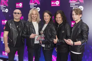 Водитель уснул: группа «Земляне» попала в аварию на автобусе