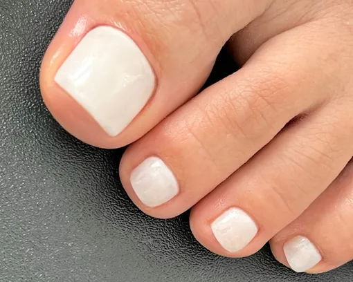 Модный педикюр на весну 2025