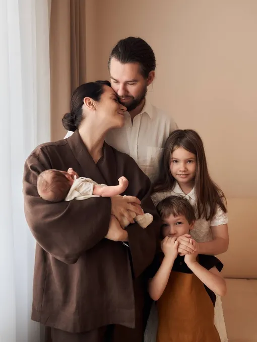 Ида Галич, Олег Ледвич, Леон, Анюта и их сестрёнка Ида Галич, Олег Ледвич, Леон, Анюта и их сестрёнка