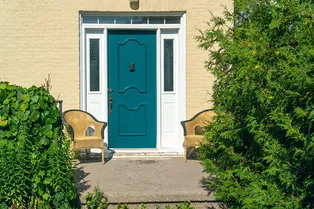 Портал в будущее: как стильно и легко обновить старую деревянную дверь