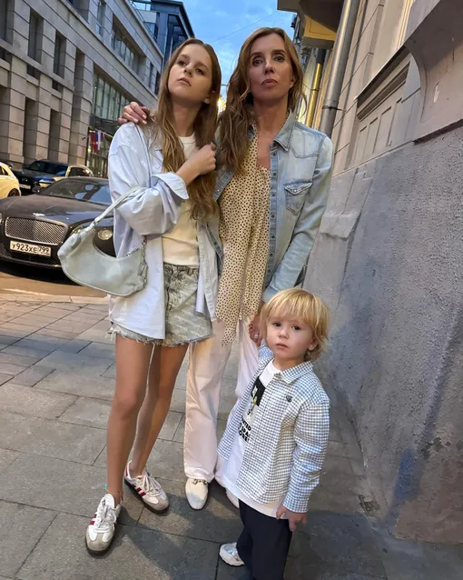 Светлана Бондарчук с сыном Петром и падчерицей Юной