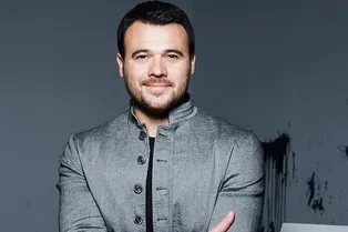 Эмин Агаларов опубликовал фото с прогулки с новорожденной дочерью