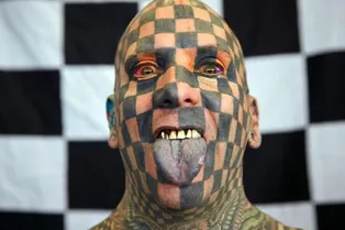 Житель США сделал 848 татуировок и теперь чихает чернилами