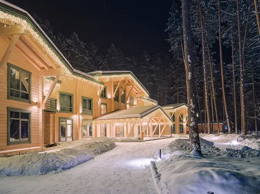 Хвойный лес, застывшая река и кристально белый снег. Настоящая новогодняя сказка? Почти! Cемейный SPA-курорт Grand Chalet Altay раположен в самом сердце Алтая. Хвойный лес, застывшая река и кристально белый снег. Настоящая новогодняя сказка? Почти! Cемейный SPA-курорт Grand Chalet Altay раположен в самом сердце Алтая.