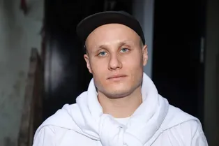 Стал отцом в 26, кормит пенсионеров, играл голым: 7 фактов о Никите Кукушкине