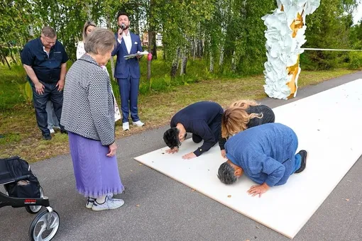 Анита Цой с мужем Сергеем и сыном Сергеем склонились в поклоне Чори перед 92-летней свекровью певицы