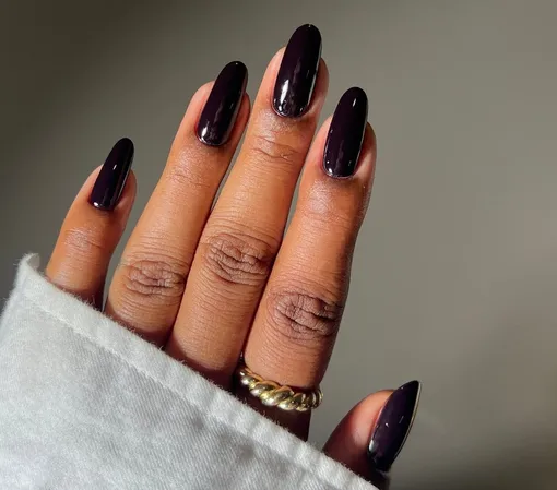 Полуночный пурпурный маникюр на январь 2026 Полуночный пурпурный маникюр на январь 2026