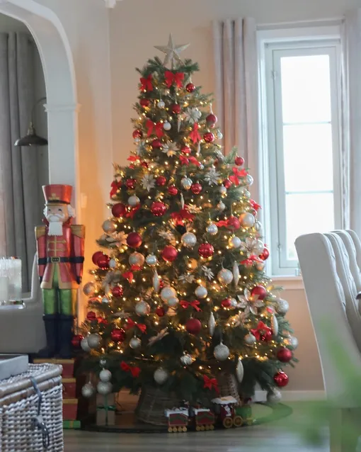 Так украшают елку в год Огненной Лошади: серебро добавляет блеска, красный — энергии. Так украшают елку в год Огненной Лошади: серебро добавляет блеска, красный — энергии.