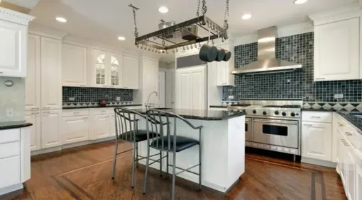 Современная кухня выглядит совсем не так, как в фильме. Она кажется немного меньше, и лестницы не видно. На плане дома указано, что единственная лестница, ведущая наверх, — главная. Современная кухня выглядит совсем не так, как в фильме. Она кажется немного меньше, и лестницы не видно. На плане дома указано, что единственная лестница, ведущая наверх, — главная.