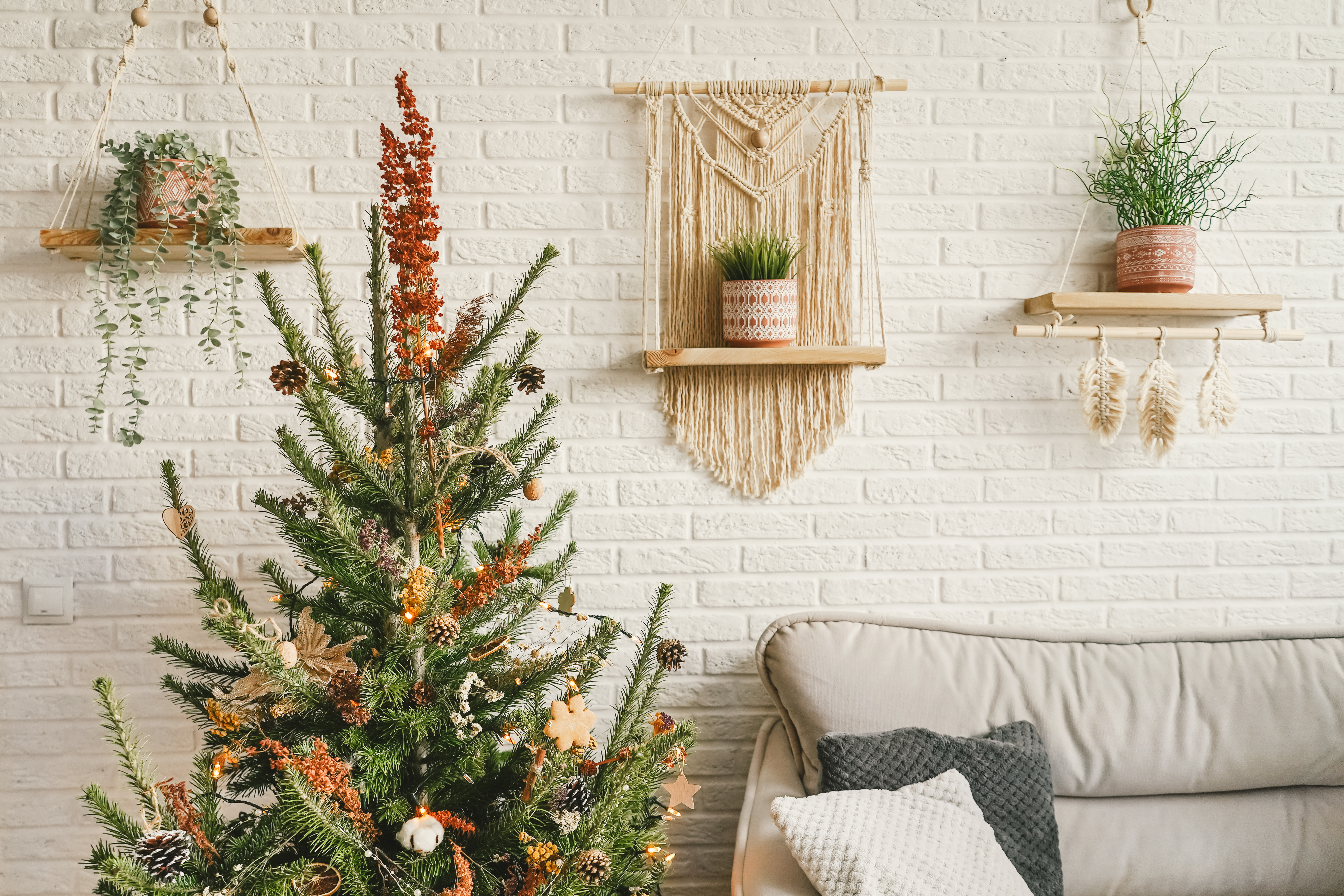 Шары цвета охры, массивная вязка и макраме: как отметить Новый год-2026 в стиле бохо