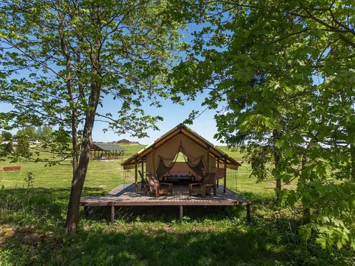 Палатка для глэмпинга на ферме «Российские альпаки»