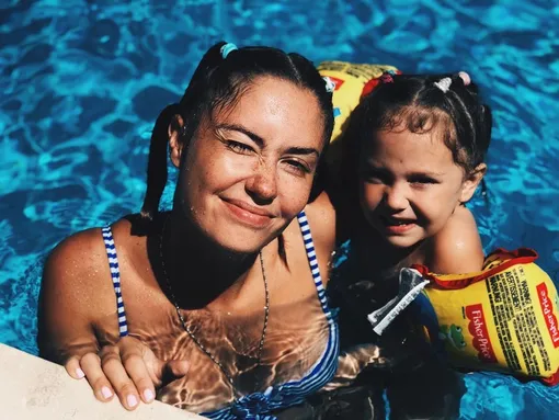 Агата Муцениеце с дочерью Мией Агата Муцениеце с дочерью Мией