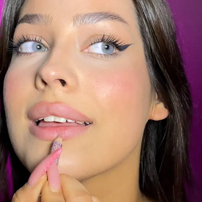 Визажист показывает, как увеличить губы. Понадобится всего два средства