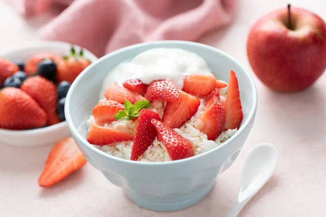 7 ягод и фруктов, которые идеально сочетаются с творогом, по мнению диетолога