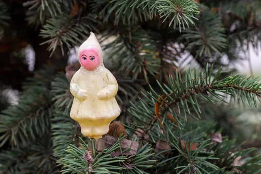 Старые советские игрушки помогут украсить елку в винтажном стиле. Такой ретро дизайн очень популярен в 2025 году.