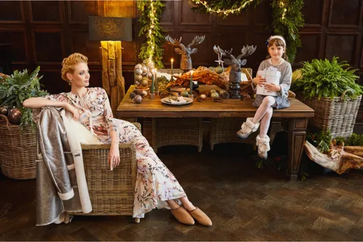 На Кире: платье, Max & co; мюли, Max Mara; дубленка, Geox; серьги, кольца и браслет – Pandora; На Дарье: джемпер, Twinset, «Кенгуру»; юбка, Next; ботинки, Jog Dog; ободок, Xavem Bags, «Кенгуру»; браслет, Pandora На Кире: платье, Max & co; мюли, Max Mara; дубленка, Geox; серьги, кольца и браслет – Pandora; На Дарье: джемпер, Twinset, «Кенгуру»; юбка, Next; ботинки, Jog Dog; ободок, Xavem Bags, «Кенгуру»; браслет, Pandora