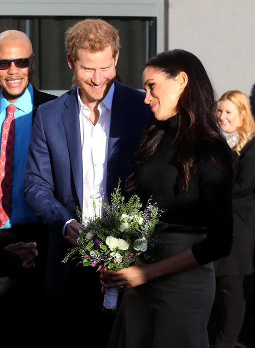 Принц Гарри и Меган Маркл во время визита Ноттингемской академии в 2017 году Принц Гарри и Меган Маркл во время визита Ноттингемской академии в 2017 году