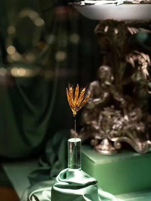 То самое старинное украшение с колосом. То самое старинное украшение с колосом.