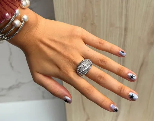 Металлик со звёздами Денежный маникюр на 8 марта 2026