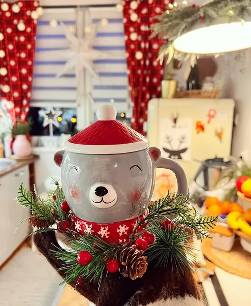 Симпатичные кружки с новогодней тематикой помогут стильно украсить кухню к Новому году 2026 Симпатичные кружки с новогодней тематикой помогут стильно украсить кухню к Новому году 2026