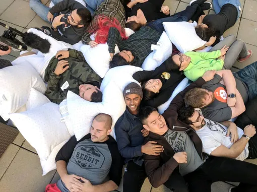 Бой подушками с незнакомцами удался на славу Бой подушками с незнакомцами удался на славу