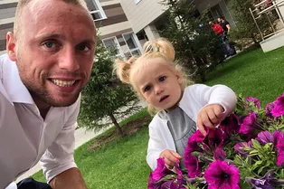 «Угрожает физической расправой»: Жена футболиста Дениса Глушакова не дает отцу видеться с дочками после развода