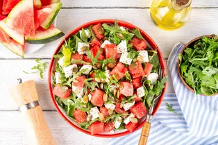 Курица-гриль со спаржей, десертный салат с арбузом, клубникой и гранатом: 7 отличных летних рецептов