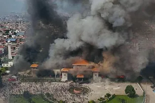 Российские туристы застряли в охваченном протестами Непале: что там происходит