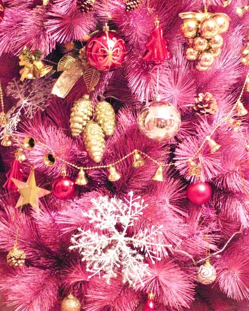 Цветные новогодние елки — тренд 2026 года. Это незаурядный способ украсить дом и квартиру к году Огненной Лошади.