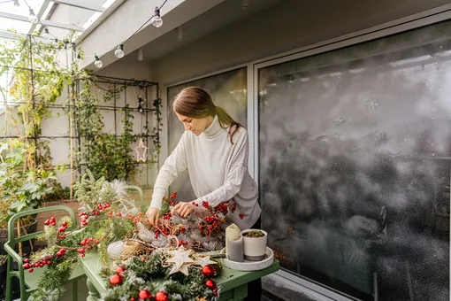 Хочется так же! 12 идей с фото для украшения балкона к Новому году 2026 Хочется так же! 12 идей с фото для украшения балкона к Новому году 2026