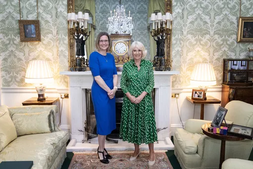 Королева Камилла в зелёном платье