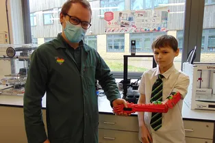 Призвание — помогать: учитель изготовил протез для ученика, родившегося без руки