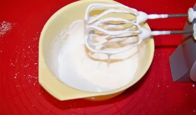 Белки должны быть теплые,тогда они хорошо взобьются. Взбить белки с помощью миксера и щепотки соли,продолжая взбивать добавить сахарную пудру.