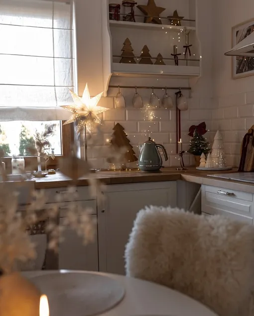 Гирлянда-нить смотрится в интерьере очень стильно. Она идеально подойдет, чтобы украсить дом к новому году Гирлянда-нить смотрится в интерьере очень стильно. Она идеально подойдет, чтобы украсить дом к новому году