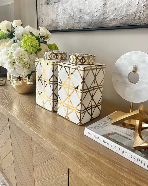 Золотые акценты в интерьере помогут направить силу Огненной Лошади на карьерный успех. Золотые акценты в интерьере помогут направить силу Огненной Лошади на карьерный успех.