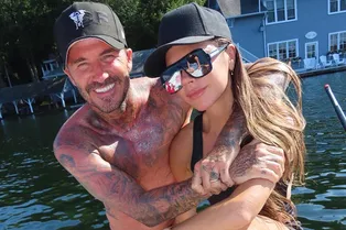 Рассекая волны: как семейство Бэкхемов отдыхает на озере. Редкие фото