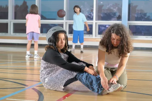 Когда ребенок падает, я говорю: «Ну и что это мы разлеглись? Вставай!» Когда ребенок падает, я говорю: «Ну и что это мы разлеглись? Вставай!»